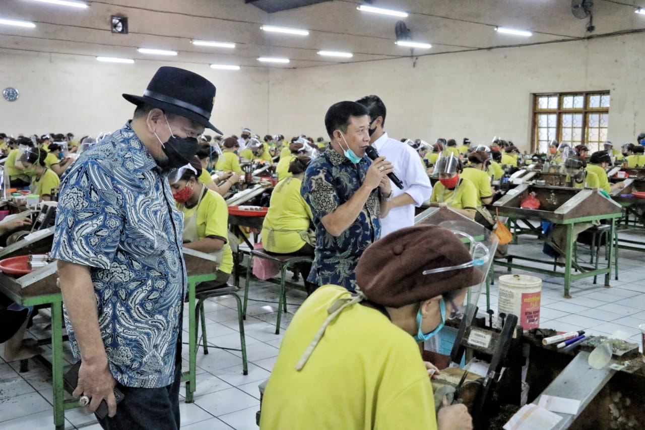 LaNyalla di salah satu pabrik rokok di Malang
