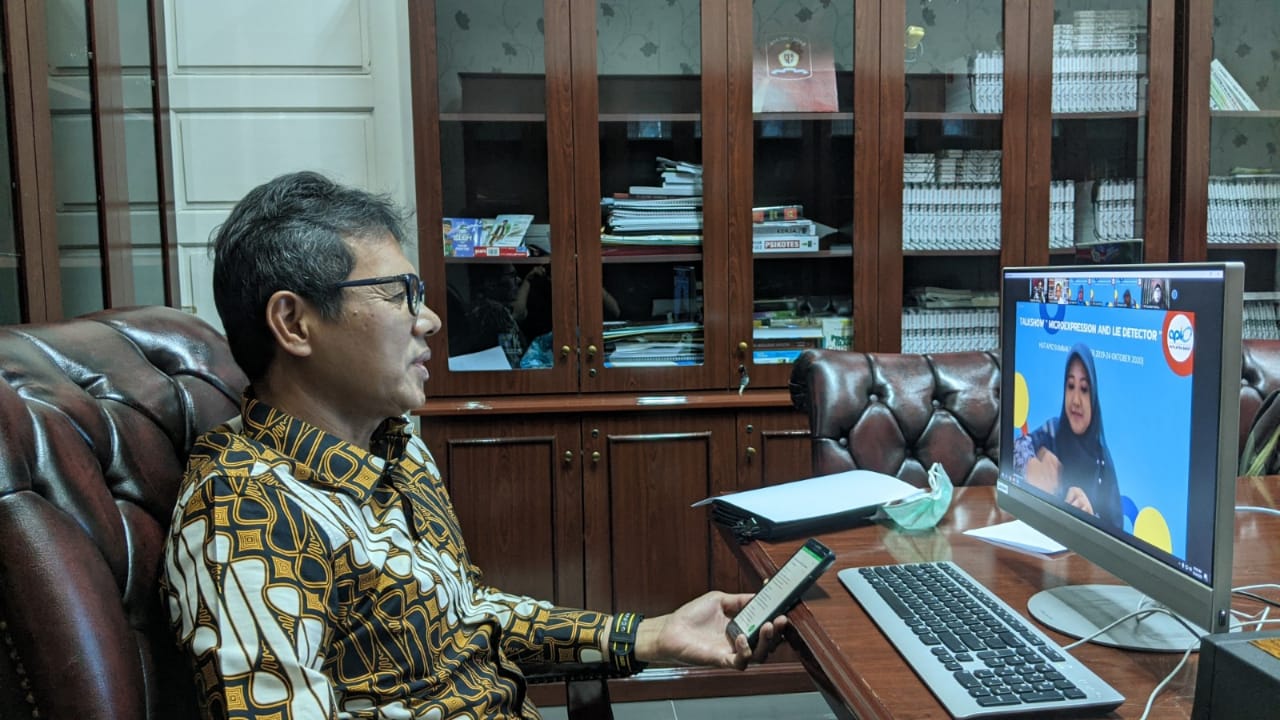 Gubernur Sumbar, Irwan Prayitno, Diskusi Virtual dengan Akademisi Unand, dari rumah dinasnya di Padang, Sabtu (24/10/2020). 