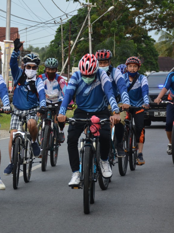 Gubernur Sumbar, Irwan Prayitno, bersepeda ke pelosok daerah di kota Padang bersama Tim Goweser Bank Nagari dan Usah Banyak Carito UBC Klab, Sabtu (24/10/2020). 
