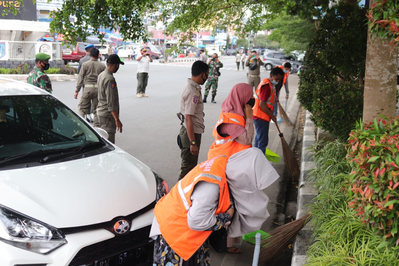 Para pelanggar Perda AKB sedang kerja sosial