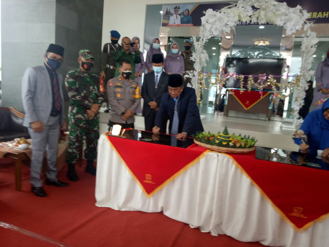 Bupati Solok Gusmal tengah menandatanganan Prasasti peresmian Gedung baru