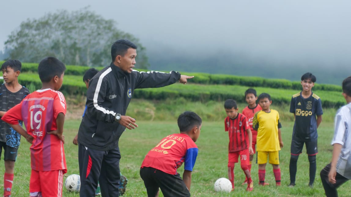 Coach Dian Okta saat melaksanakan Coaching Clinic bagi anak-anak u-12 Atletika FC