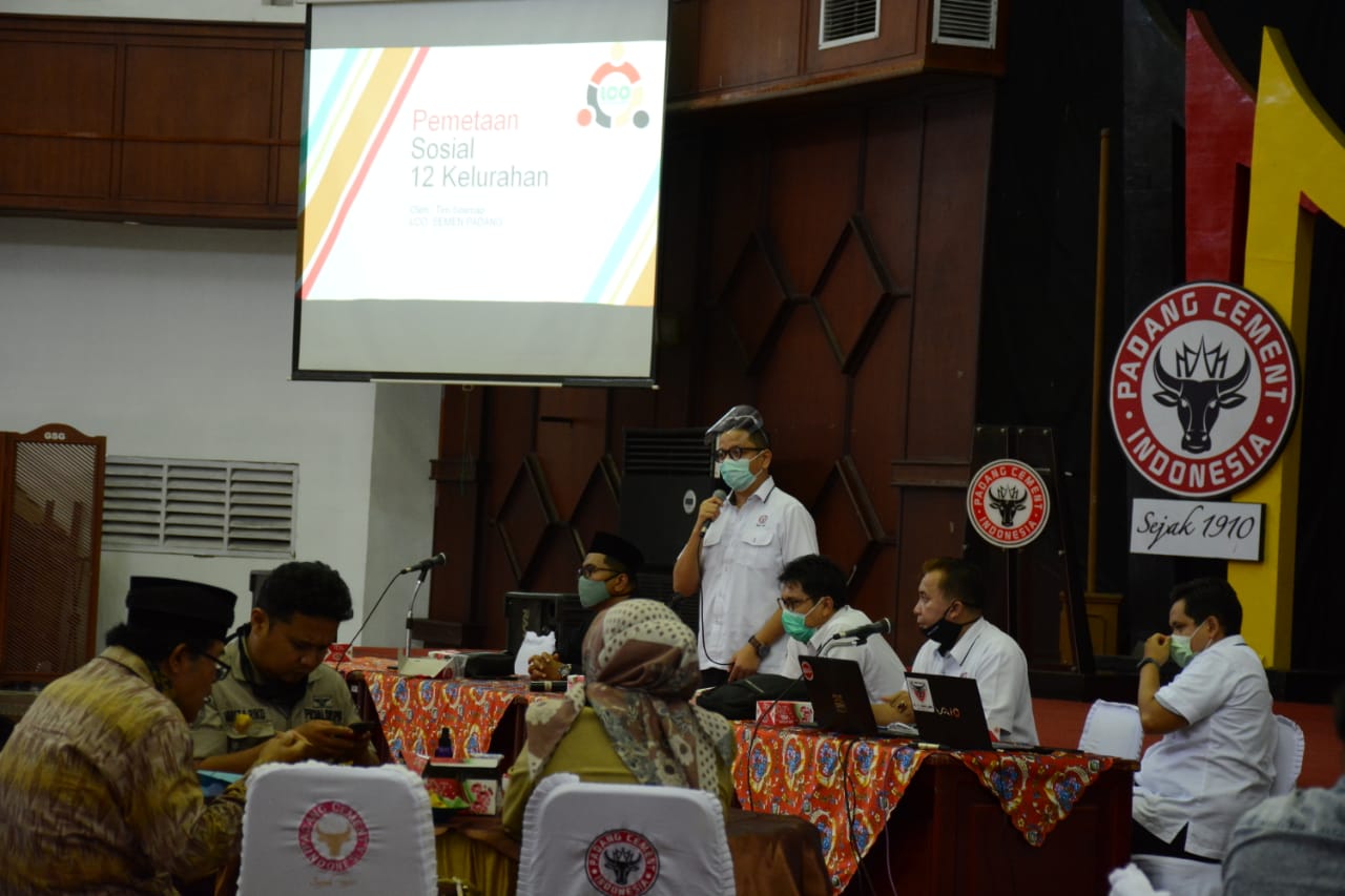 Kepala Unit CSR PT.Semen Padang Muhamad Ikrar pada acara sosialisasi Social Mapping, Senin, 9 November 2020
