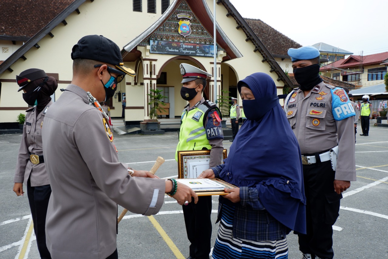 Pemberian penghargaan kemanusiaan di jajaran Polres Bukittinggi