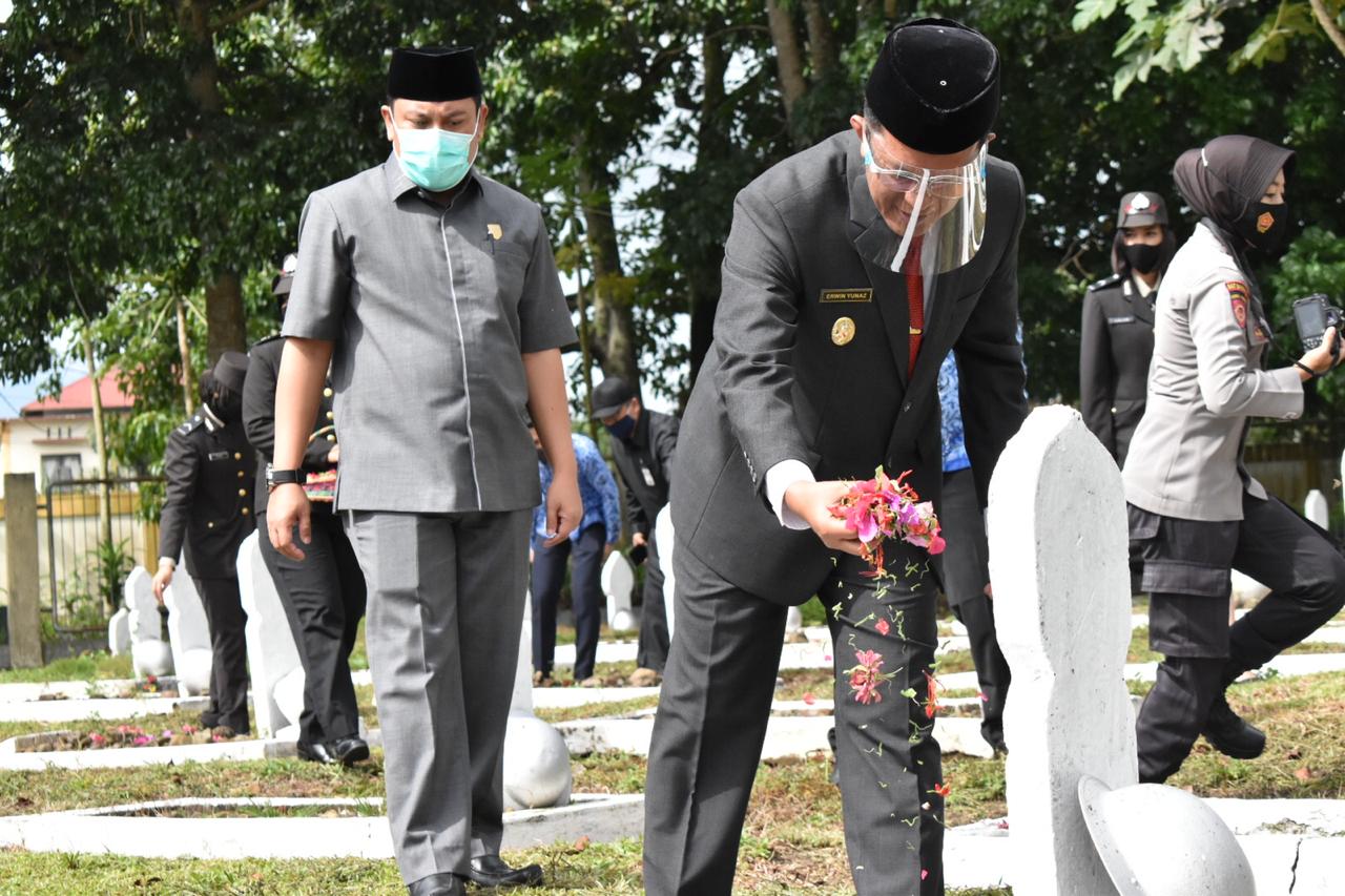 Erwin Yunaz saat tabur bunga di TMP Kusuma Bangsa