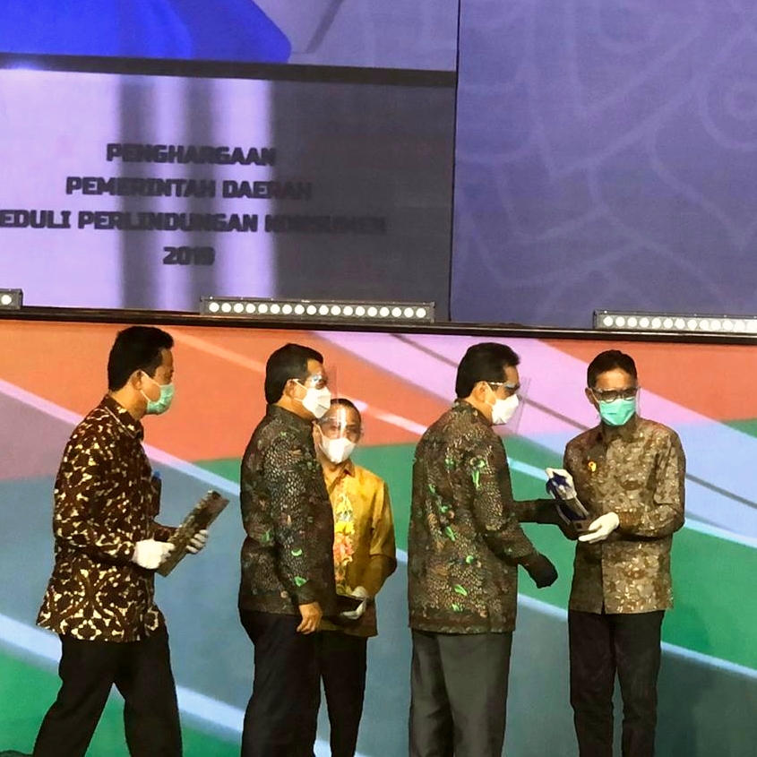 Gubernur Sumbar, Irwan Prayitno, menerima penghargaan dari Menteri Perdagangan, Agus Suparmanto, sebagai salah satu provinsi terbaik dalam perlindungan konsumen, Kamis (12/11/2020).