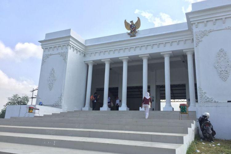Kantor Desa Sungkai Jaya, Lampung, mirip Istana Merdeka