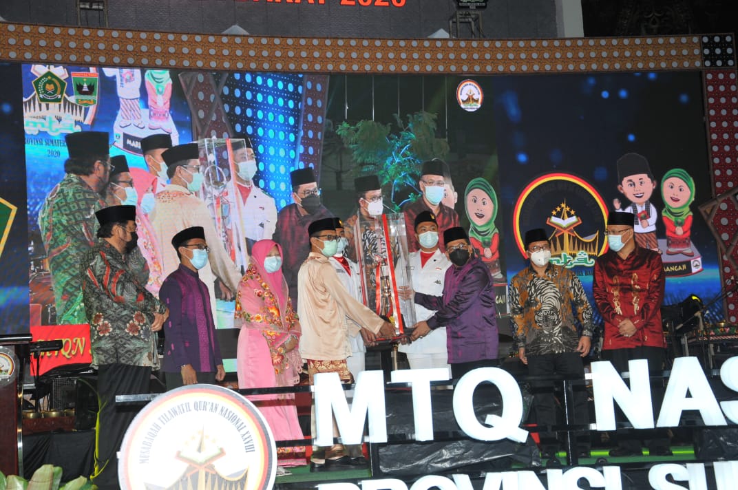 Gubernur Sumbar Irwan Prayitno, menerima trophy juara umum MTQ Nasional XXVIII, 2020, pada acara penutupan di Masjid Raya Sumbar, di Padang, Jumat (20/11/2020).