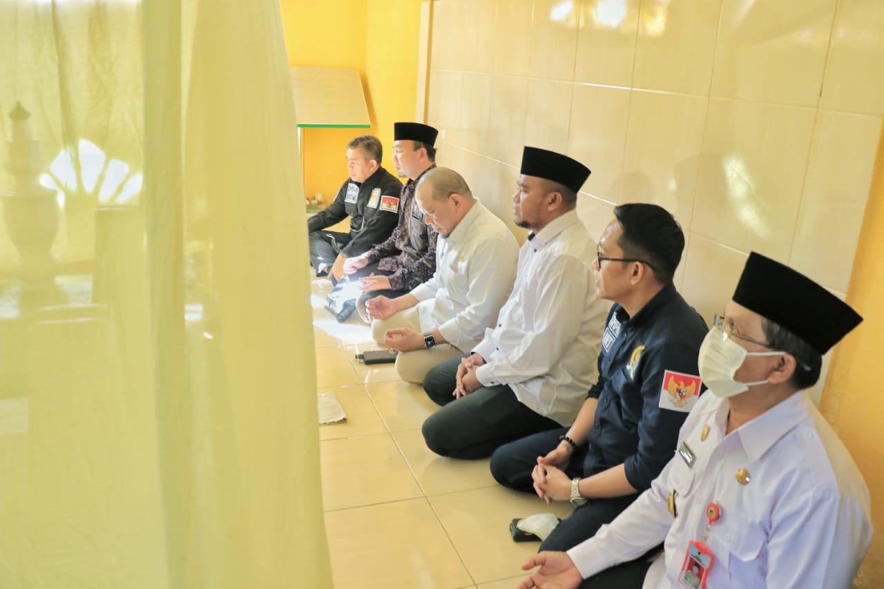 LaNyalla saat ziarah ke makam Dato Karamah di Palu, Sulteng