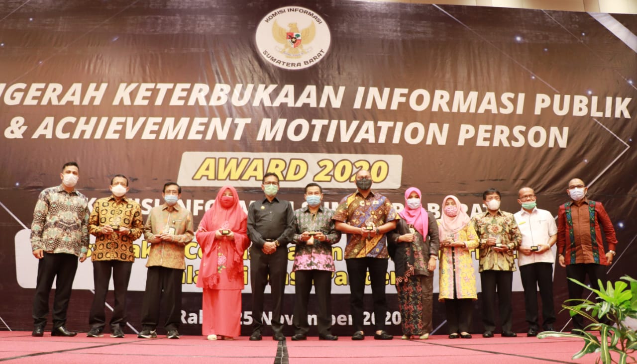 Gubernur Sumbar, Irwan Prayitno, bersama sembilan tokoh terbaik keterbukaan informasi publik tahun 2020, di Padang, Rabu (25/11/2020).
