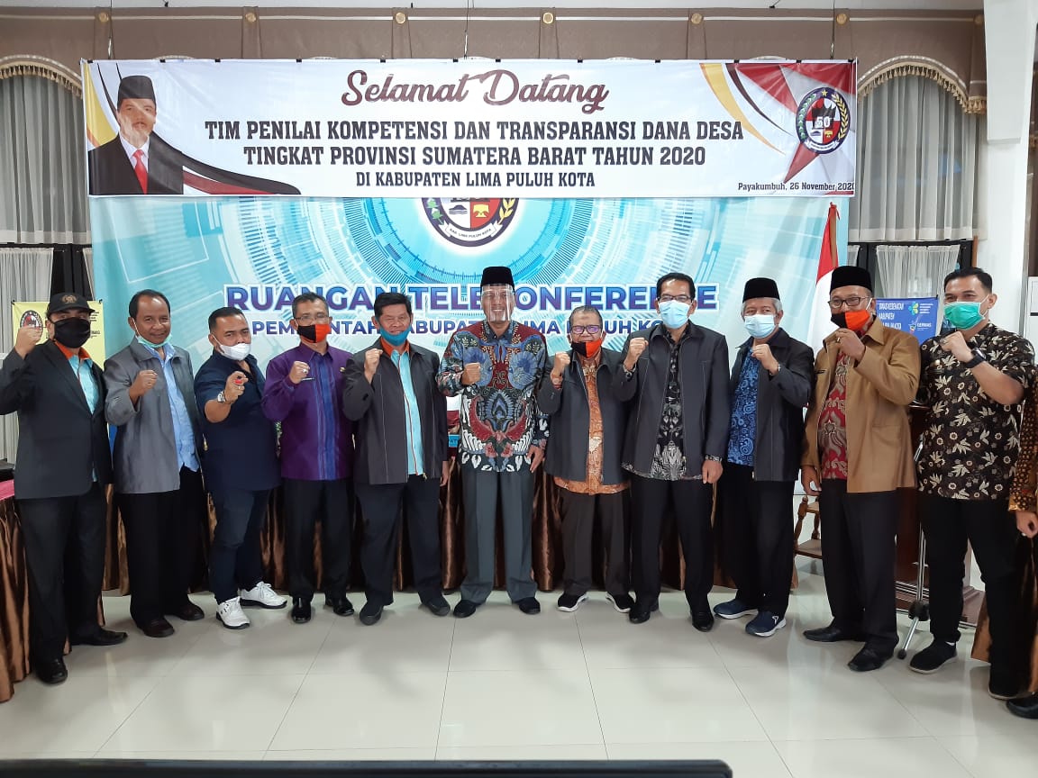 Bupati Limapuluh Kota, Irfendi Arbi, bersama Tim Penilai Kompetensi dan Transparansi Dana Desa provinsi Sumbar, Kamis (26/11/2020).