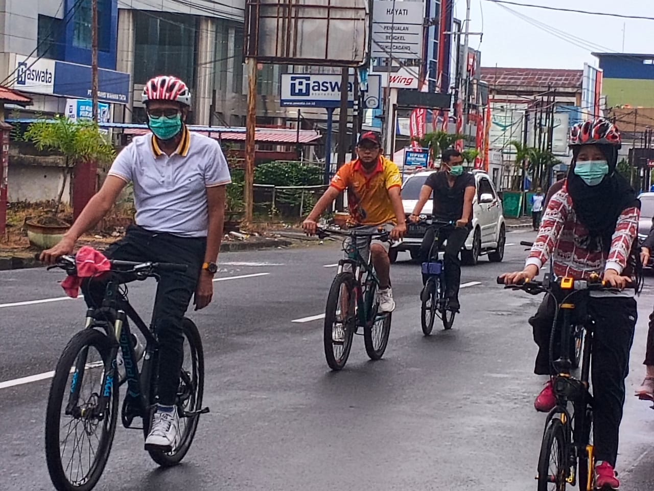 Gubernur Sumbar, Irwan Prayitno, bersepeda ria Minggu pagi keliling kota Padang, bersama keluarga dan beberapa temannya (29/11/2020).