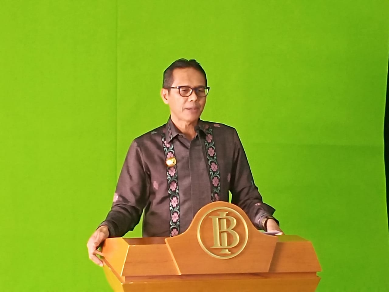 Gubernur Sumbar Irwan Prayitno, mencanangkan Tenun Minang sebagai busana yang akan dikembangkan bersama, di aula kantor perwakilan BI Sumbar, di Padang, Senin (30/11/2020). 