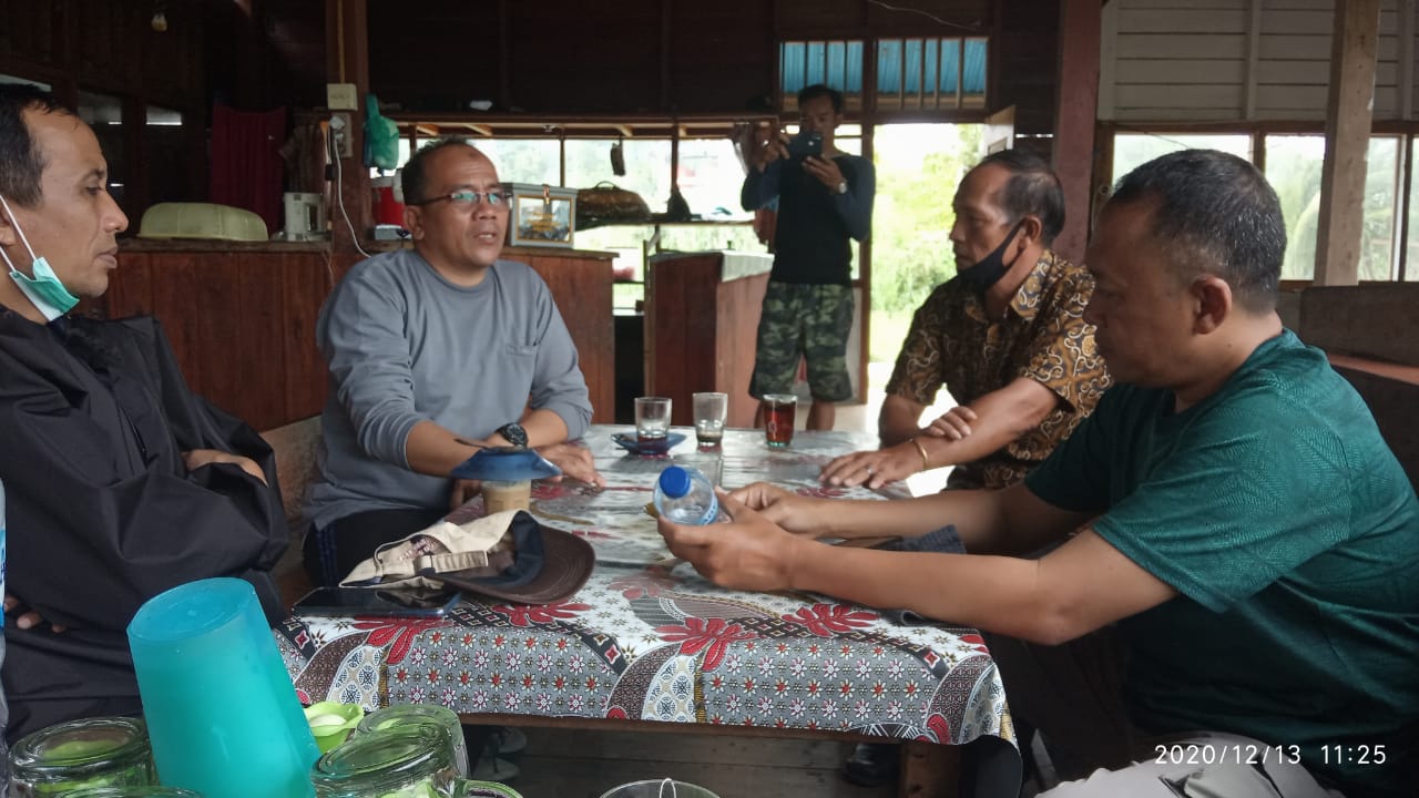 Kepala balai dan rombongan berdiskusi dengan camat di Penginapan Anjelo Peipei