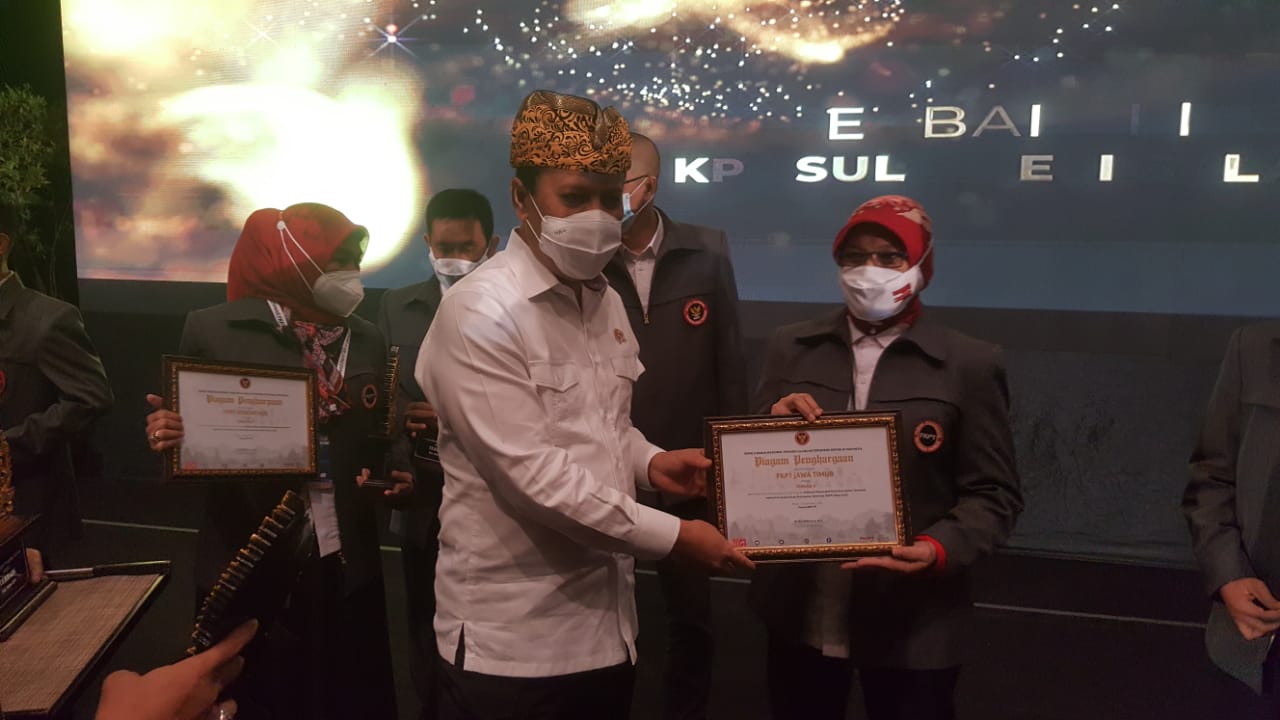 Kepala BNPT, Dr. Boy Rafli Amar, menyerahkan piagam penghargaan kepada FKPT Jawa Timur, yang masuk peringkat dua, FKPT terbaik di tanah air.