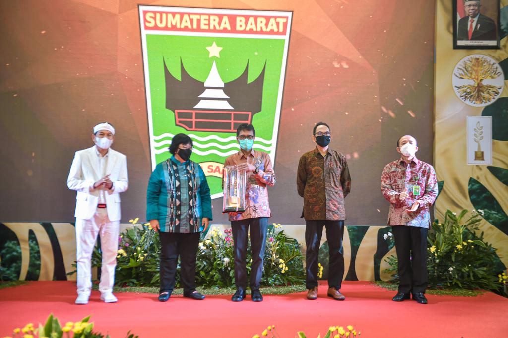Gubernur Sumbar, Irwan Prayitno, dengan penghargaan Nirwasita Tantra atau Green Leadership, yang diterima dari Menteri LHK, Siti Nurbaya di Jakarta, Senin (21/12/2020).