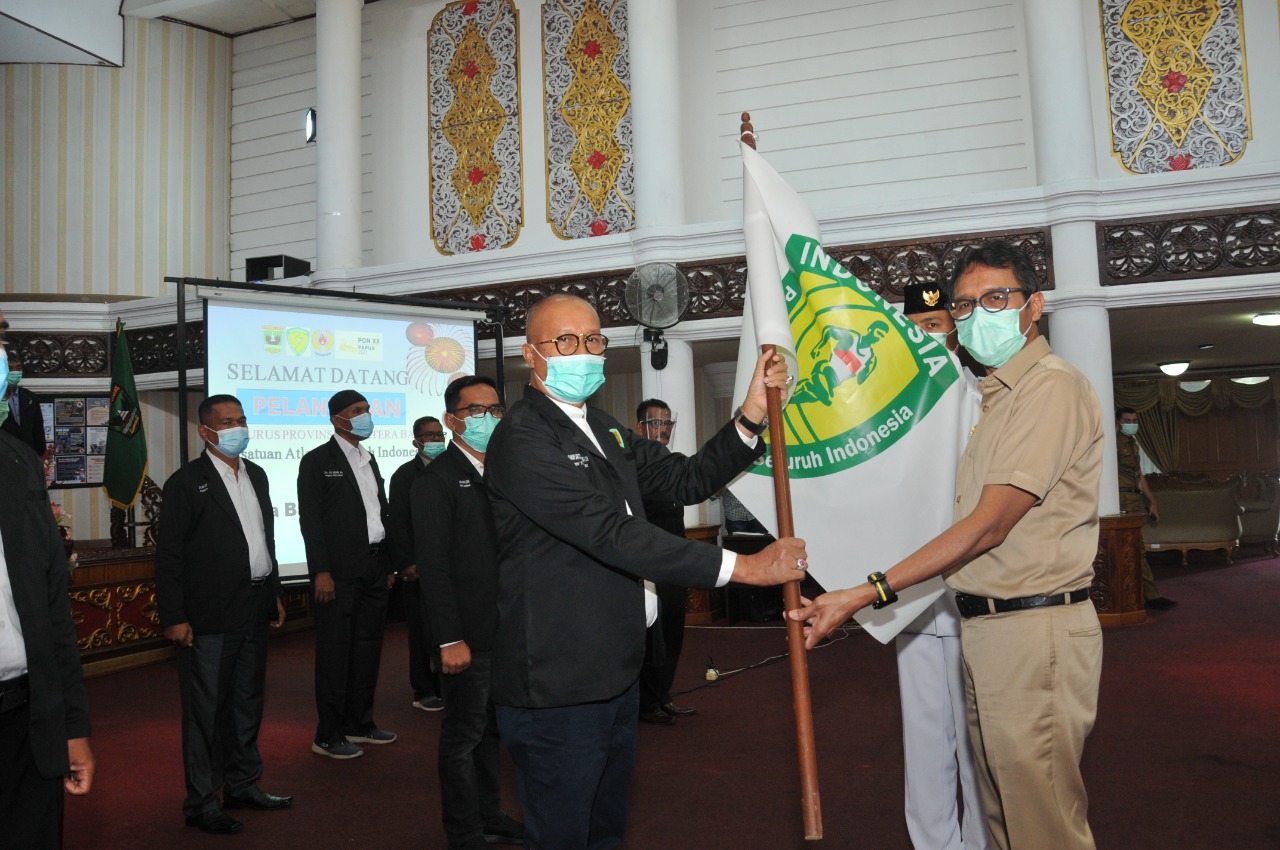Gubernur Sumbar, Irwan Prayitno, memyerahkan pataka PASI kepada Ketua Umum PASI Sumbar, S. Budi Syukur, pada pelantikan pengurus periode 2020-2024, di Padang, Selasa (22/12/2020).