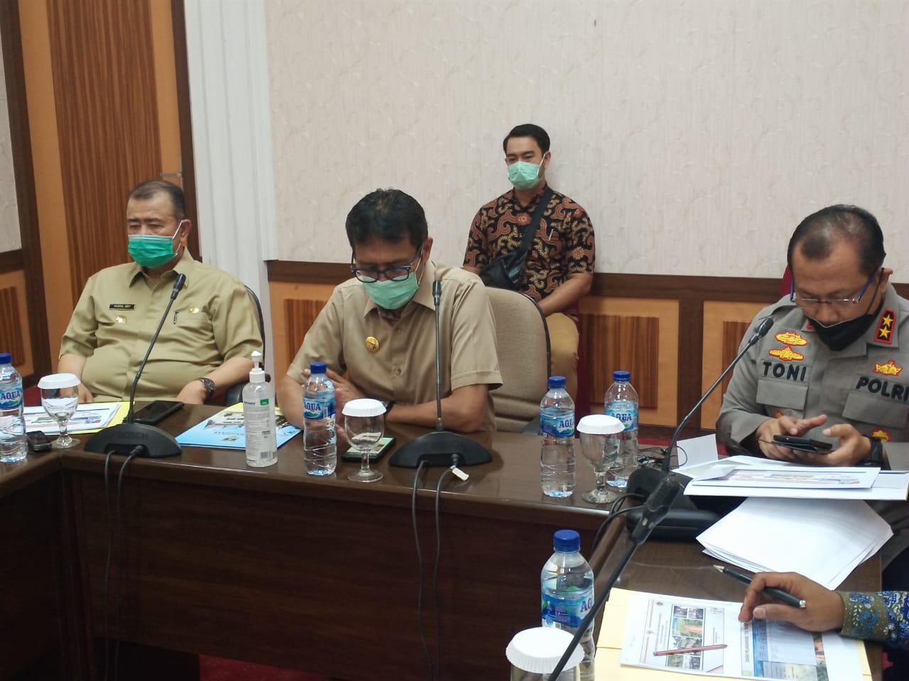 Gubernur, Wakil Gubernur, unsur Forkopimda dan jajaran pemprov Sumbar, membahas persiapan pembukaan sekolah 2021 dalam Coffee Morning, di Padang, Selasa (22/12/2020). 