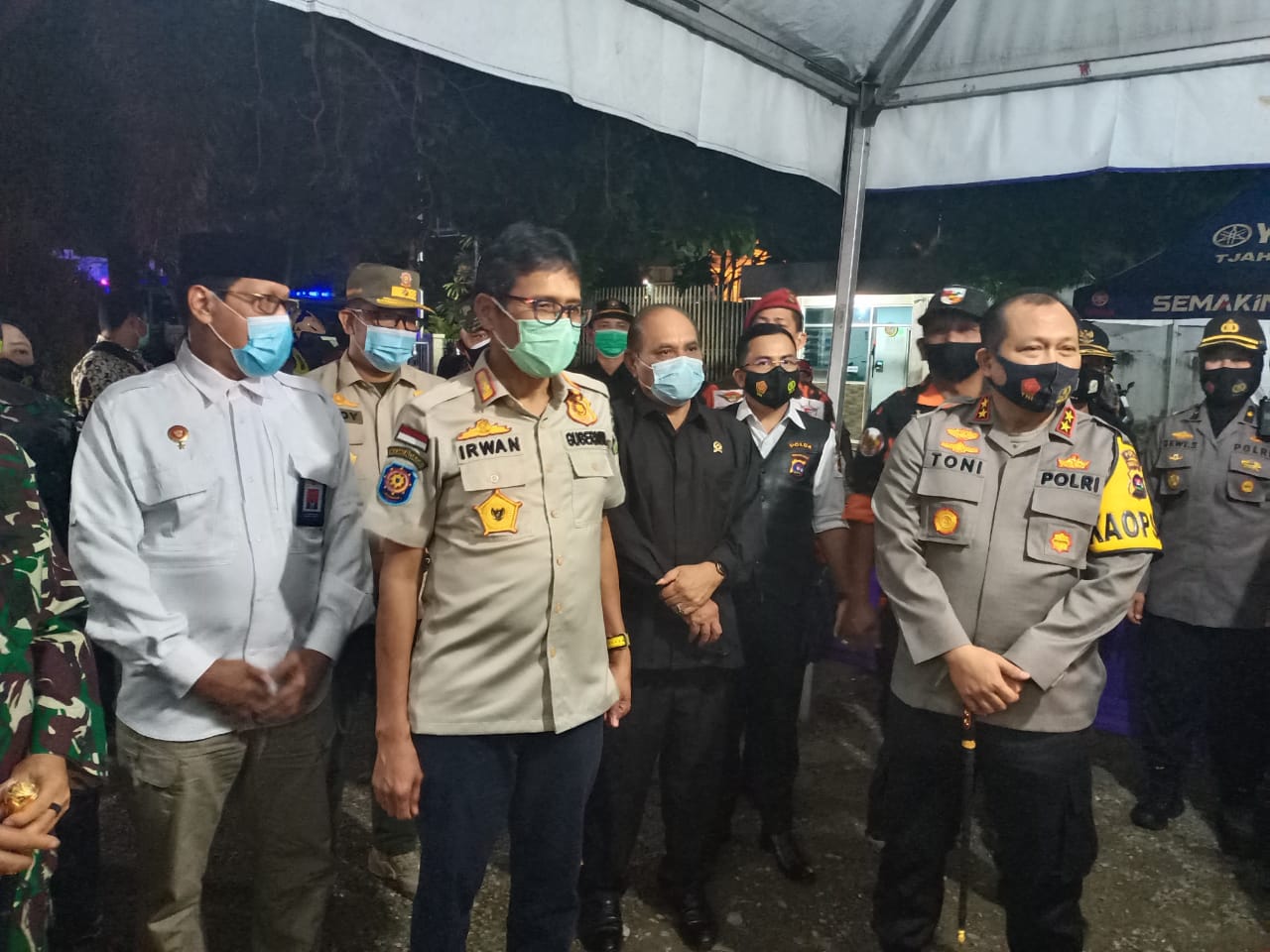 Gubernur Sumbar, Kapolda, Danrem, dan jajaran Forkopimda, meninjau pelaksanaan perayaan malam Natal di sejumlah gereja dan Pos Pam di Padang, Kamis (24/12/2020).