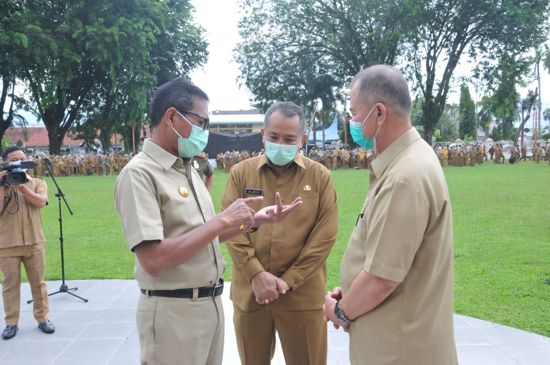 Gubernur Sumbar, Irwan Prayitno, Sekdaprov, Alwis, Wakil Gubernur, Nasrul Abit, di sela Apel Gabungan hari pertama kerja ASN 2021 di lingkungan pemprov Sumbar, Senin (4/1/2021) 