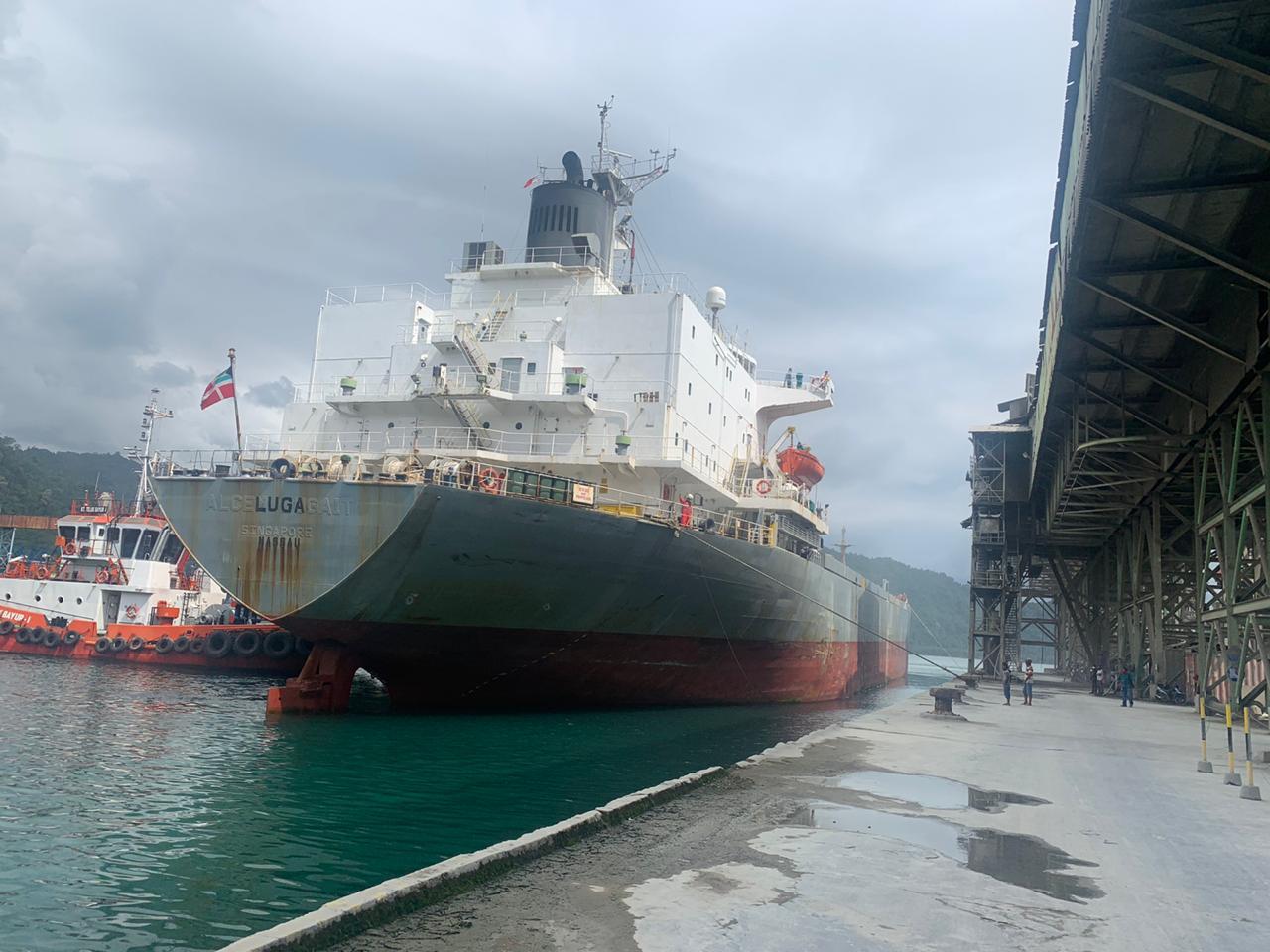 Kapal LV Luga berbendera Australia yang akan mengangkut semen produksi PT Semen Padang ke Australia bersandar di dermaga Pelabuhan Teluk Bayur Padang beberapa waktu lalu