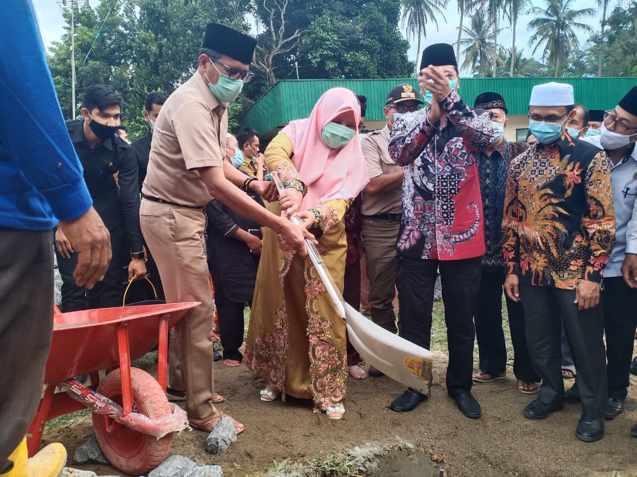 Gubernur Sumbar, Irwan Prayitno bersama istri Nevi Zuairina yang juga anggota DPR RI, melakukan peletakan batu pertama pembangunan masjid Baabunnur, Nagari Koto Tangah Simalanggang, kab. Limapuluh Kota. 