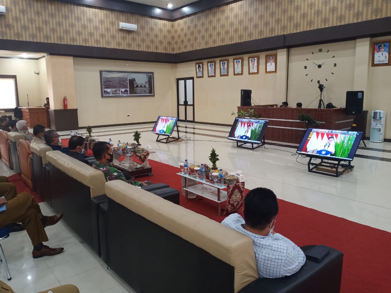 Gubernur Sumbar, Walikota Payakumbuh, menyaksikan tayangan virtual Presiden Joko Widodo, menyerahkan sertifikat tanah milik warga negara, langsung dari Istana Nagara.