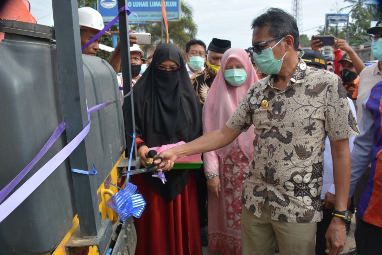 Gubernur Sumbar, Irwan Prayitno, meresmikan perbaikan jalan Lareh Sago Halaban, Payakumbuh, didampingi istrinya Nevi Zuairina, yang juga anggota DPR RI.