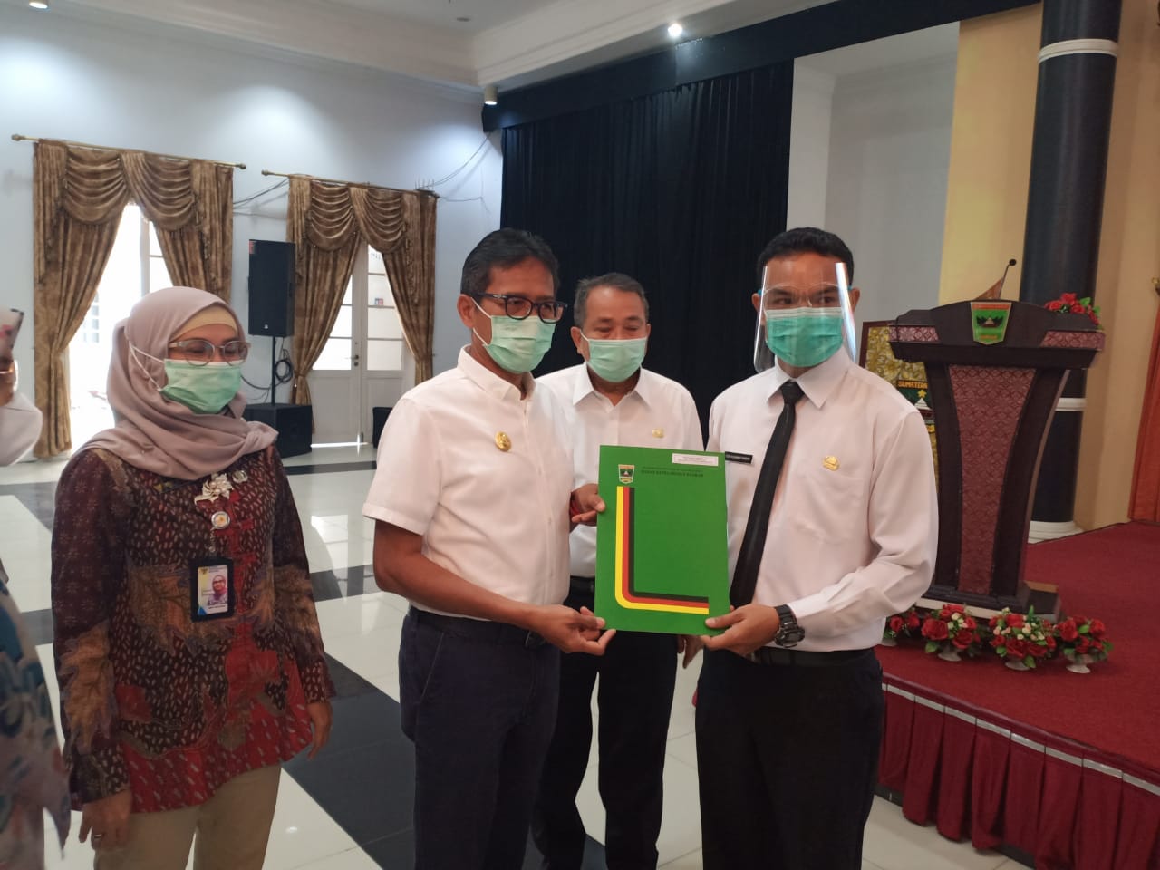 Gubernur Sumbar, Irwan Prayitno, menyerahkan SK 575 CPNS di lingkungan pemprov Sumbar, yang diterima oleh perwakilan CPNS, Rabu (20/1/2021) di aula kantor gubernur, Padang.