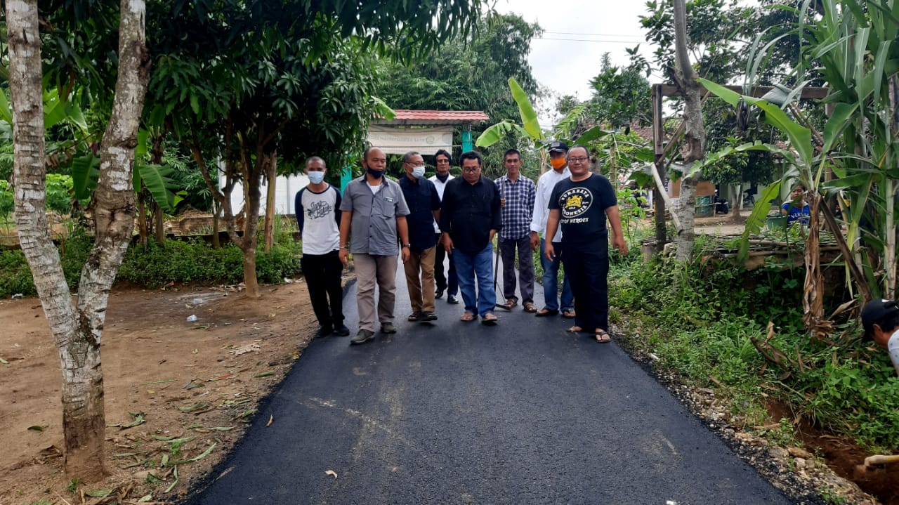 Jalan yang baru selesai dikerjakan untuk warga kampung Jaha, Serang, Banten, ditinjau pengurus pusat SMSI, Rabu (20/1/2021).