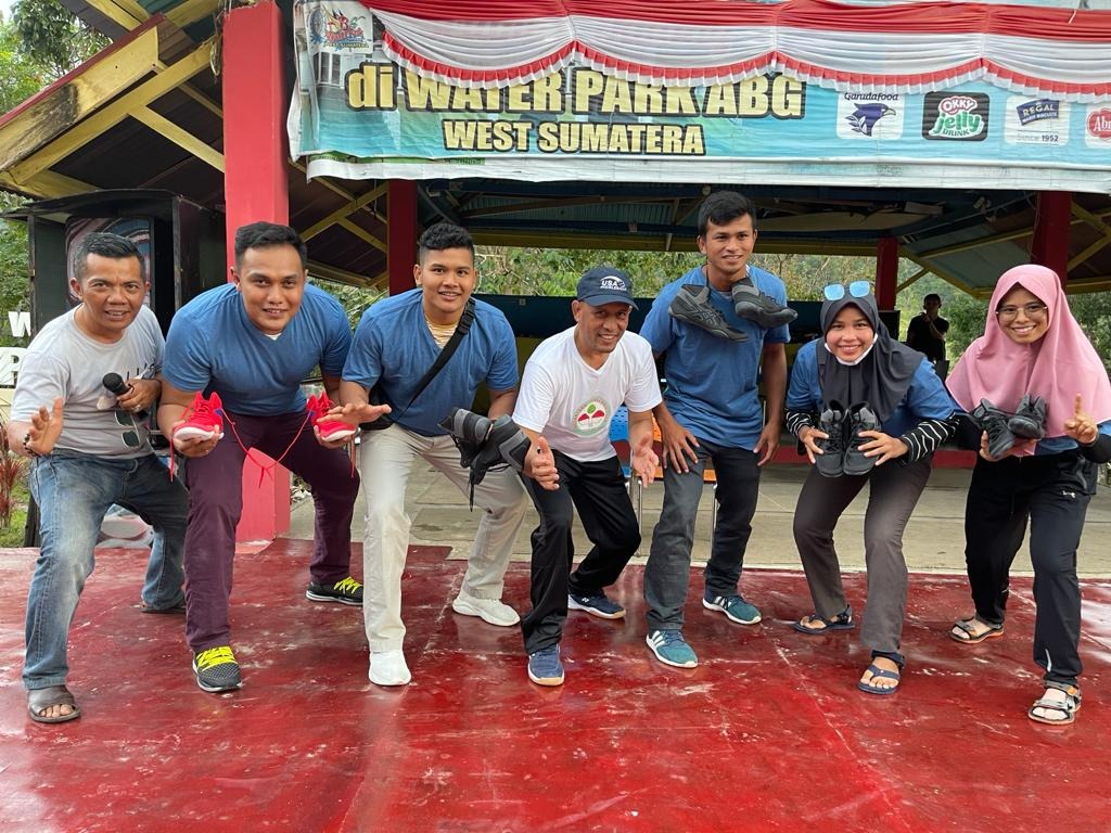 Tarmizi Mawardi bersama pegulat andalan Sumbar, dalam kesempatan bagi-bagi sepatu olahraga di Padang.