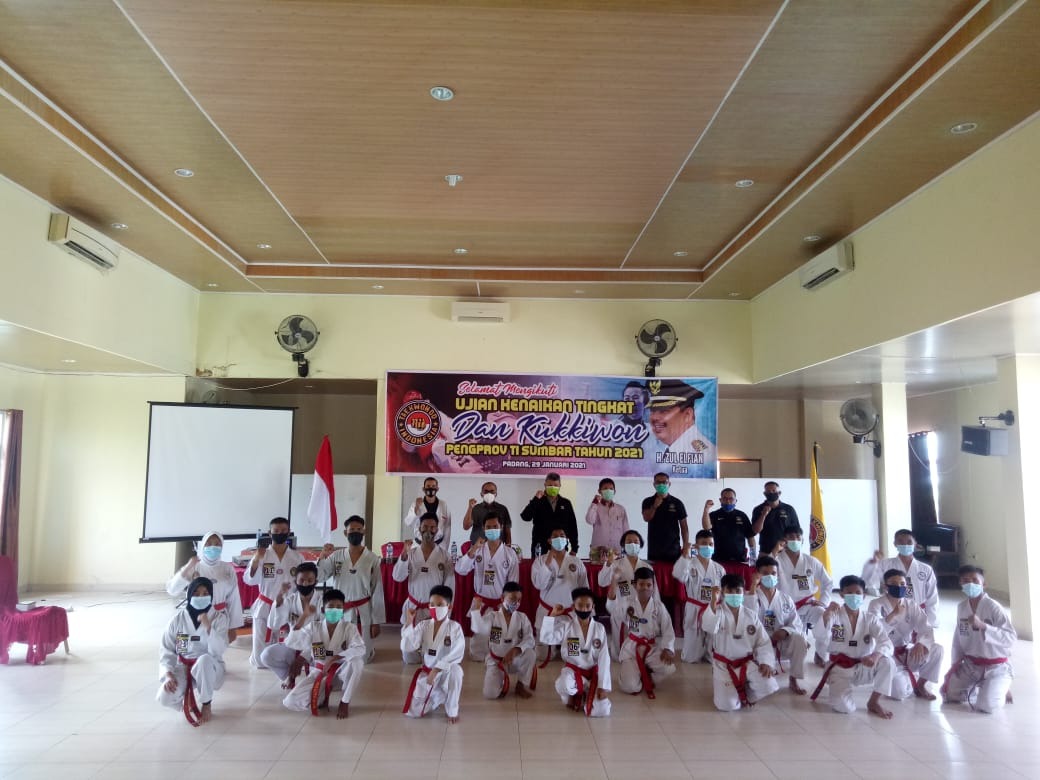 Wali Kota Solok Zul Elfian yang juga Ketua Pengprov TI Sumbar, bersama taekwondoin peserta UKT DAN Kukkiwon di Padang, Jumat (29/1/2021).