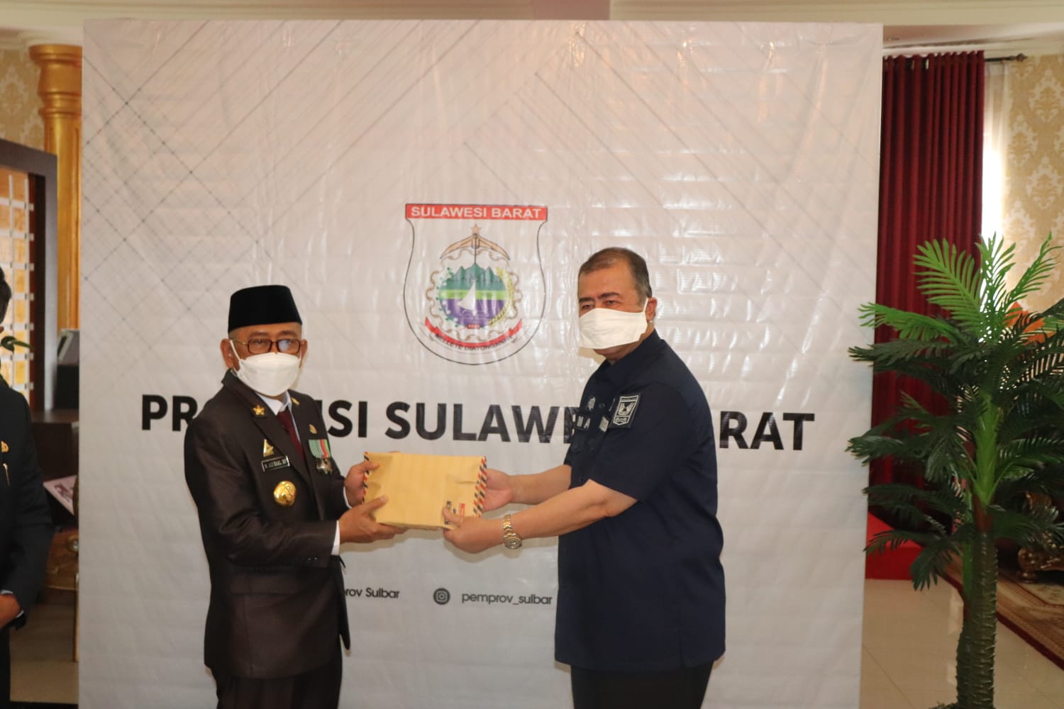Wakil Gubernur, Nasrul Abit, menyerahkan bantuan pemprov Sumbar kepada Gubernur Sulawesi Barat, Ali Baal Masdar, di Mamuju, Senin (1/2/2021). 