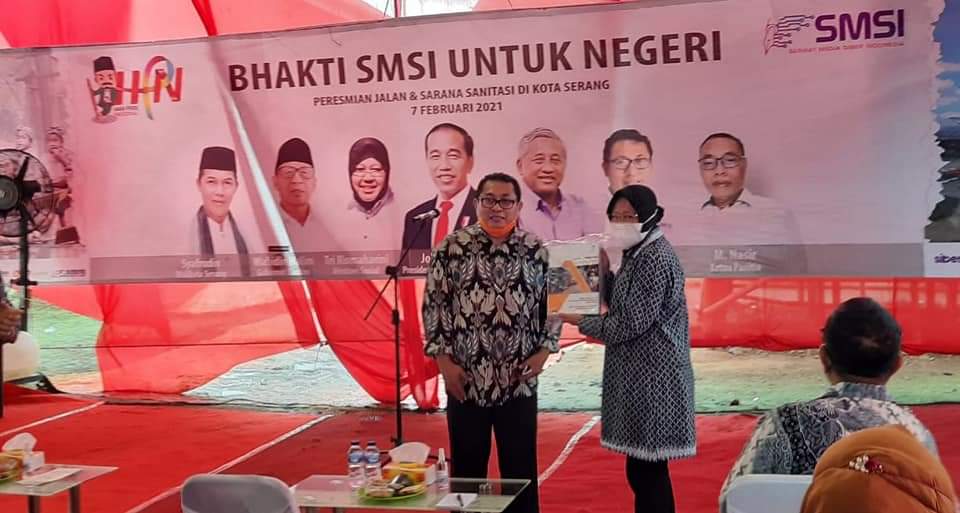 Menteri Sosial, Tri Rismaharini, bersama Ketua Umum SMSI Pusat, Firdaus, saat peresmian jalan kampung, MCK, di provinsi Banten, sumbangan donatur dan SMSI dalam rangkaian Hari Pers Nasional 2021.