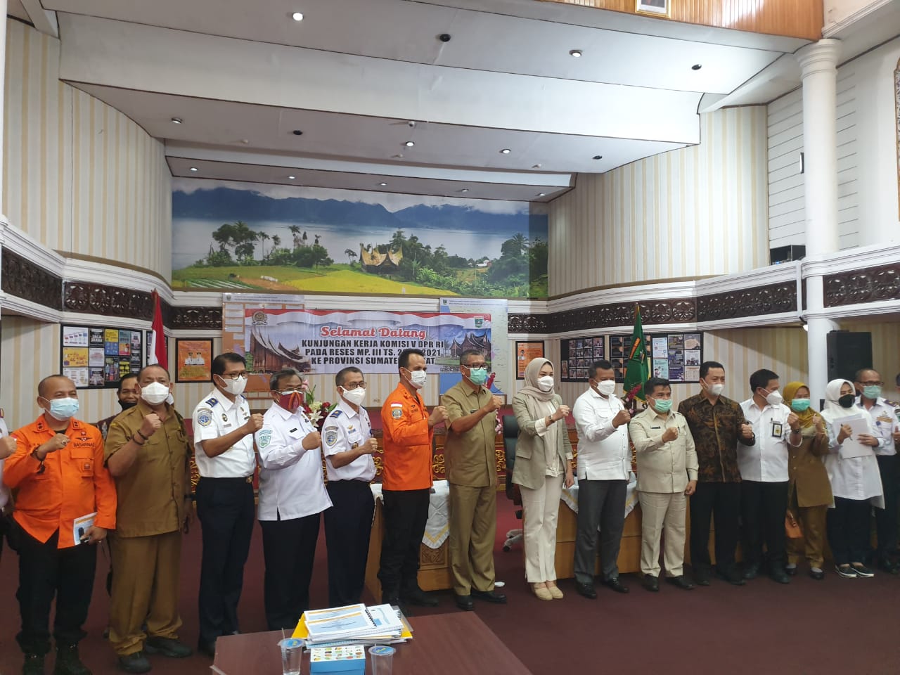 Tim Komisi V DPR RI yang membidangi Infrastruktur dan Daerah Tertinggal, dalam pertemuan dengan pemprov Sumbar di Padang, Senin (15/2/2021).