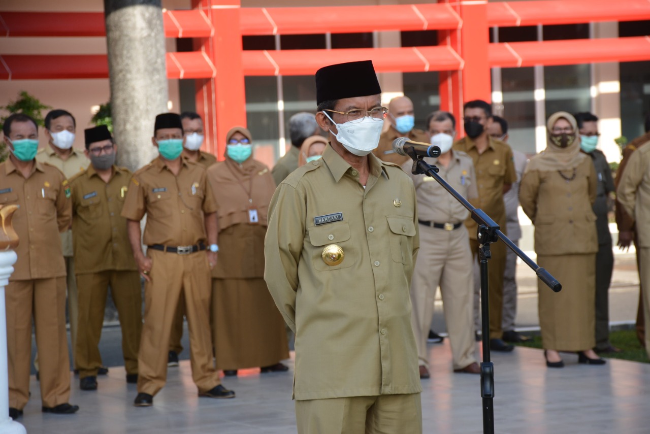 Pj Gubernur Sumatera Barat, Hamdani, memimpin apel perdana bagi ASN di lingkungan pemprov Sumbar, di halaman kantor gubernur, Senin (22/2/2020).