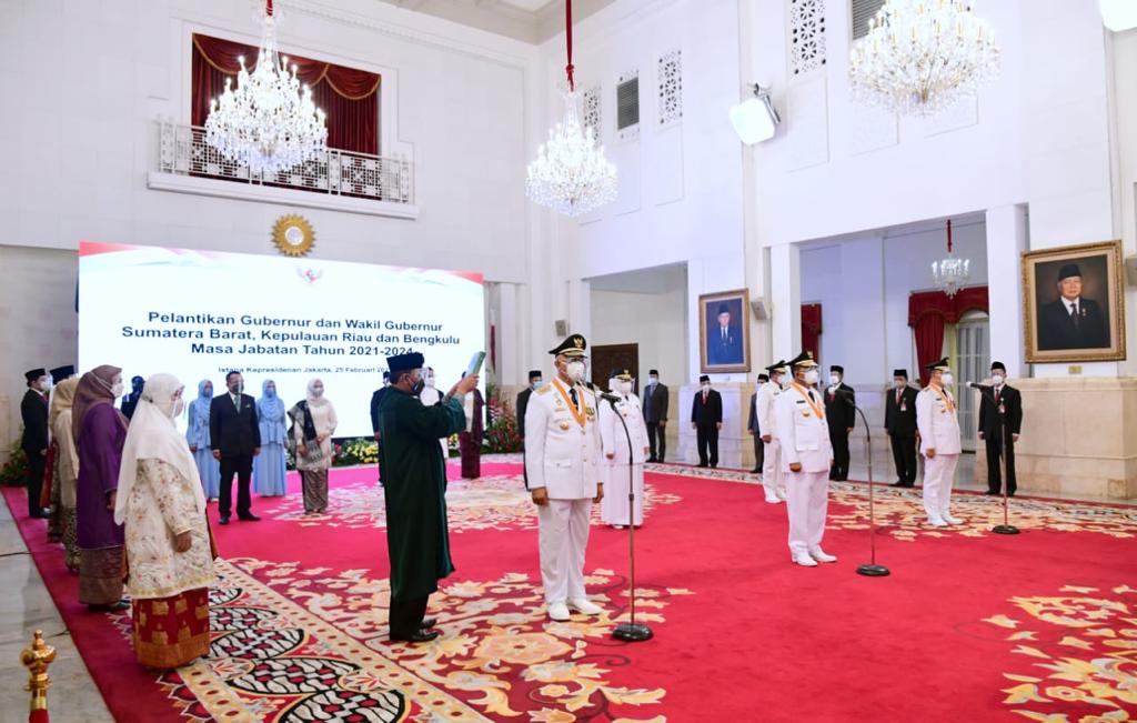 Gubernur Sumbar dan Wagub, terpilih, Mahyeldi dan Audy dilantik Presiden Jokowi, di Istana Negara, Kamis (25/2/2021). 