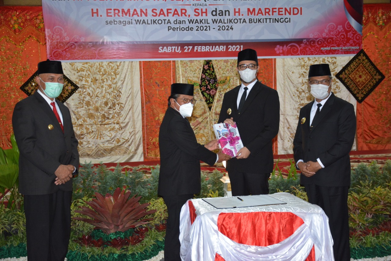 Gubernur Sumbar, Mahyeldi, saat sertijab dari Plh Walikota Bukittinggi, Yuen Karnova kepada Walikota terpilih Erman Safar, Sabtu (27/2/2021). 