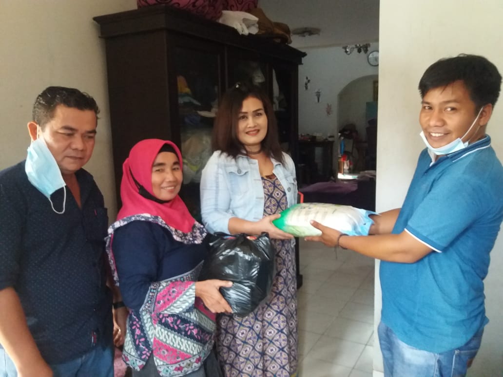 Keluarga Besar Rang Tanjung KBRT Bekasi Kota, menyalurkan bantuan untuk dunsanak suku Tanjung dan keluarga Minang, korban banjir di Bekasi, Minggu (28/2/2021).  