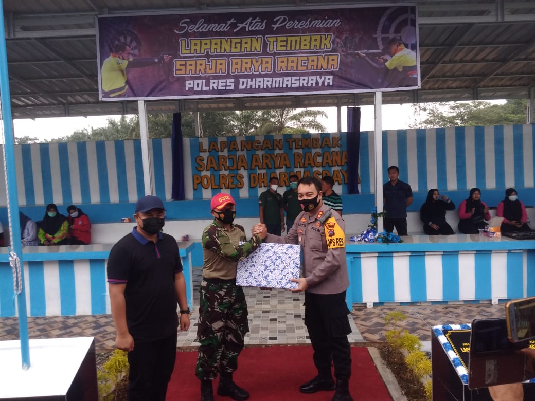 Kapolres Dharmasraya AKBP Aditya Galayudha Ferdiansyah. S.I.K, M.T, menyerahkan hadiah kepada Dandim 0310/SSD, Letkol Inf Endik Hendra Sandi S. Sos., M.I.Pol, sebagai pemenang utama dalam lomba menembak, yang disaksikan langsung oleh Bupati Dharmasraya Su