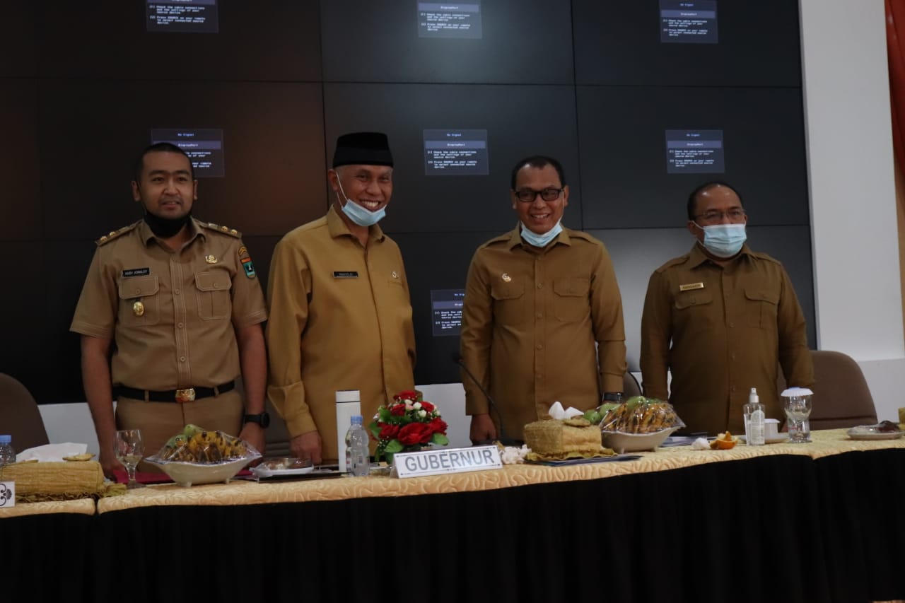 Dari kiri, Wakil Gubernur Sumbar, Audy Joinaldy, Gubernur Mahyeldi, dan Bupati Kepulauan Mentawai, Yudas Sabaggalet, Senin (9/3/2021)