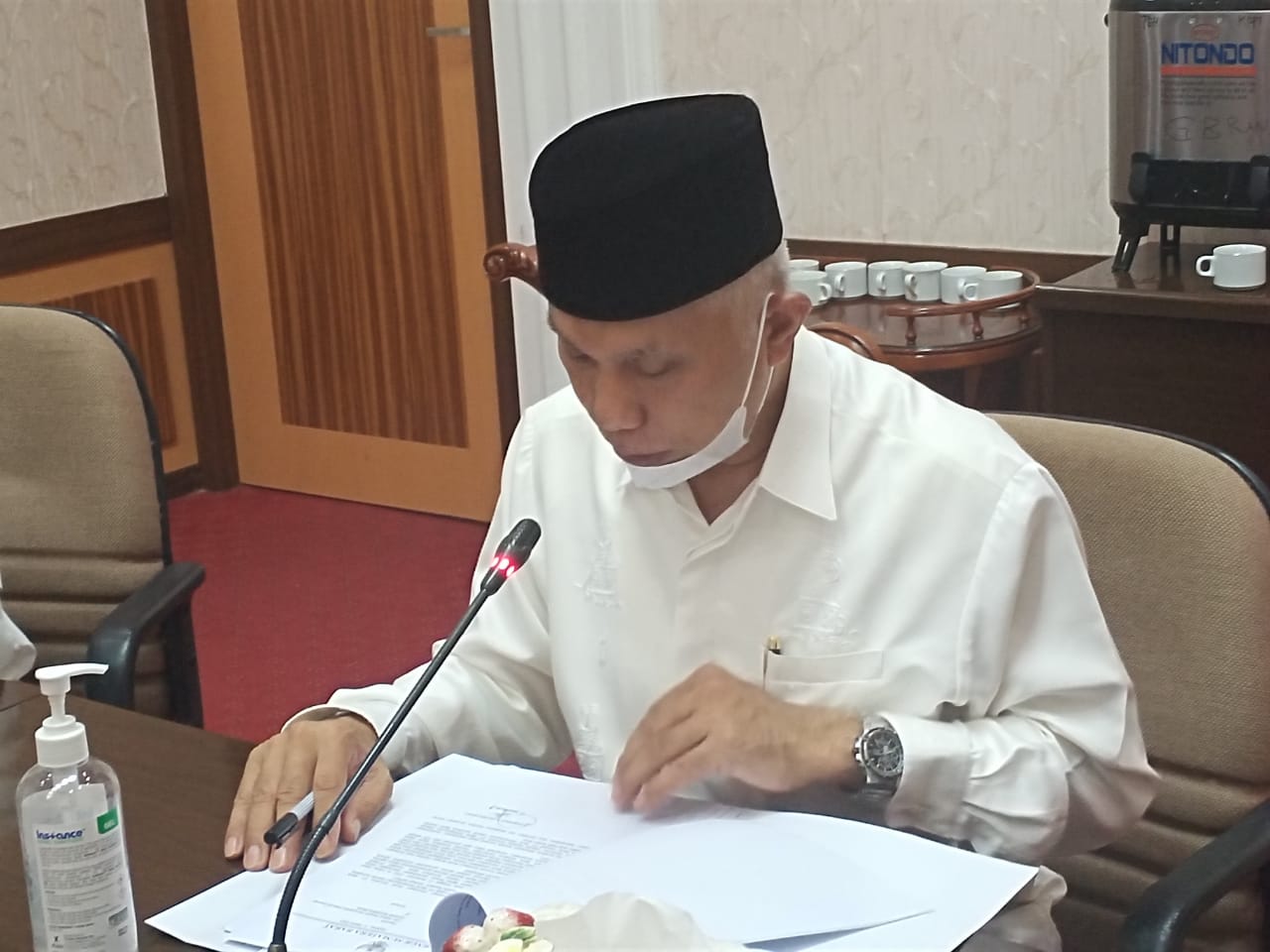 Gubernur Sumbar, Mahyeldi Ansharullah, dalam Rapat Proses dan Progres Perubahan Kegiatan Usaha (Konversi) Bank Nagari menjadi Bank Umum Syariah, Kamis (11/3/2021), di Padang.