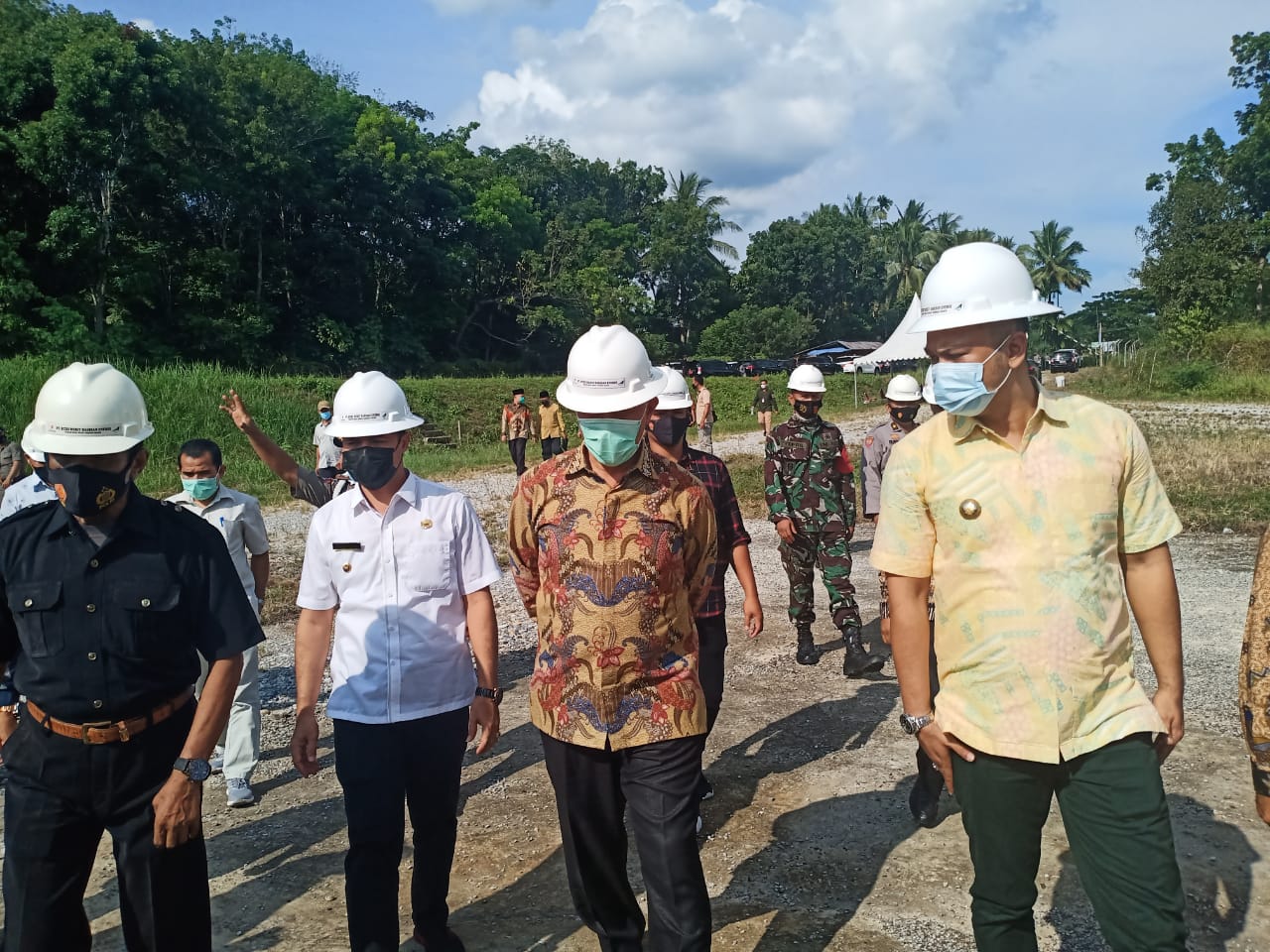 Gubernur Sumbar, Mahyeldi, meninjau lokasi Block South West Bukit Barisan di Sijunjung, Sabtu (13/3/2021).