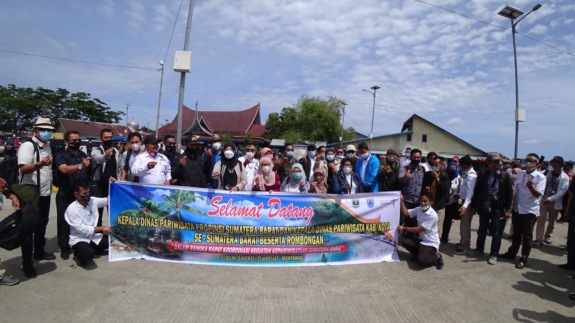 Rombongan Dinas Pariwisata dan utusan pemerintah daerah yang sudah berada di Tuapeijat,  Kab. Kepulauan Mentawai, Senin(22/3/2021).