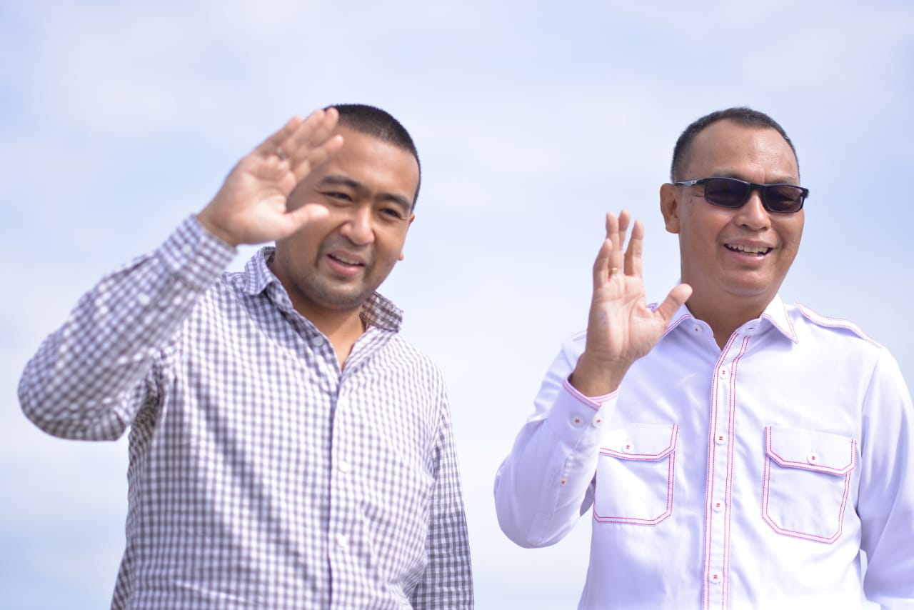 Wakil Gubernur Sumbar, Audy Joinaldy (kiri) dan Bupati Kepulauan Mentawai, Yudas Sabaggalet .
