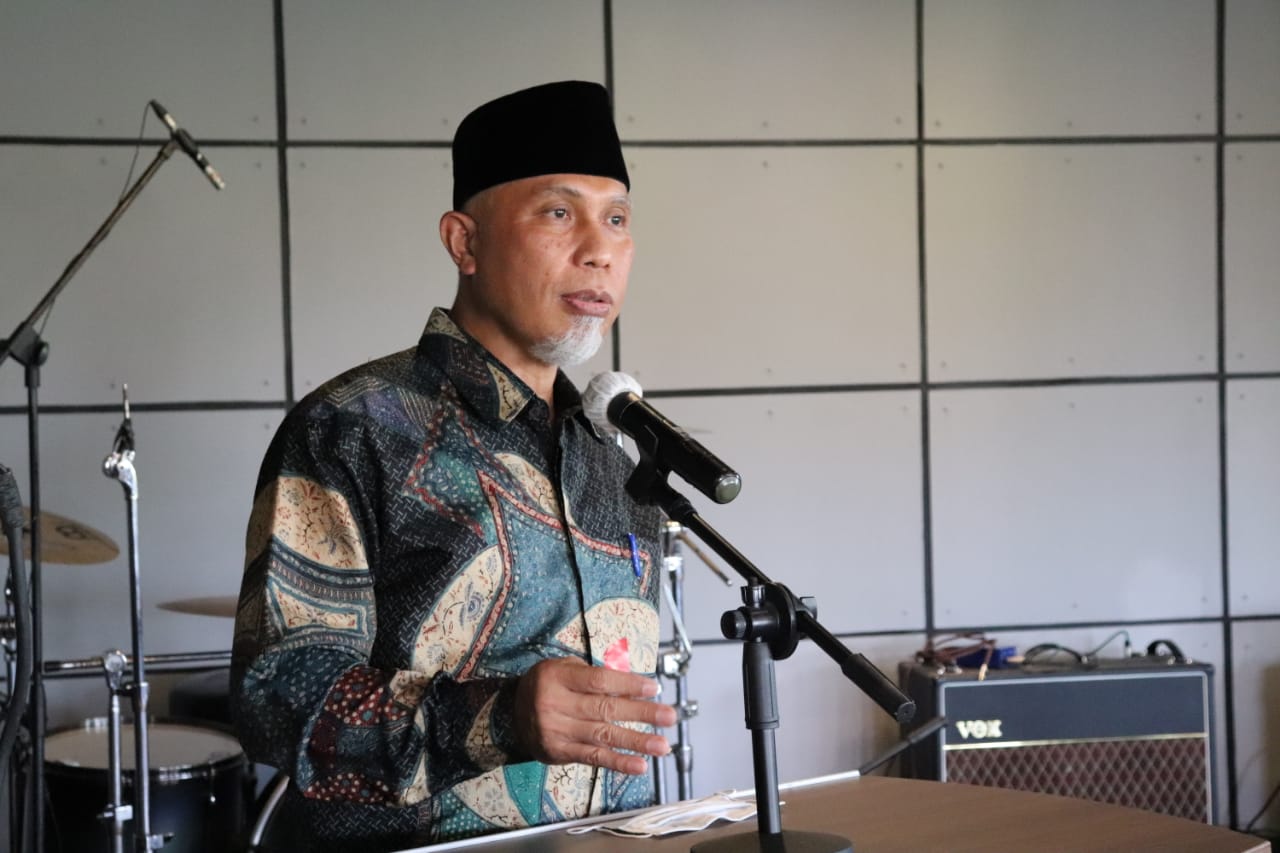 Gubernur Sumbar, Mahyeldi, Plt Walikota Padang, Hendri Septa, saat peresmian Manyala Coffee and Roastery di Padang, Minggu (28/3/2021).0  