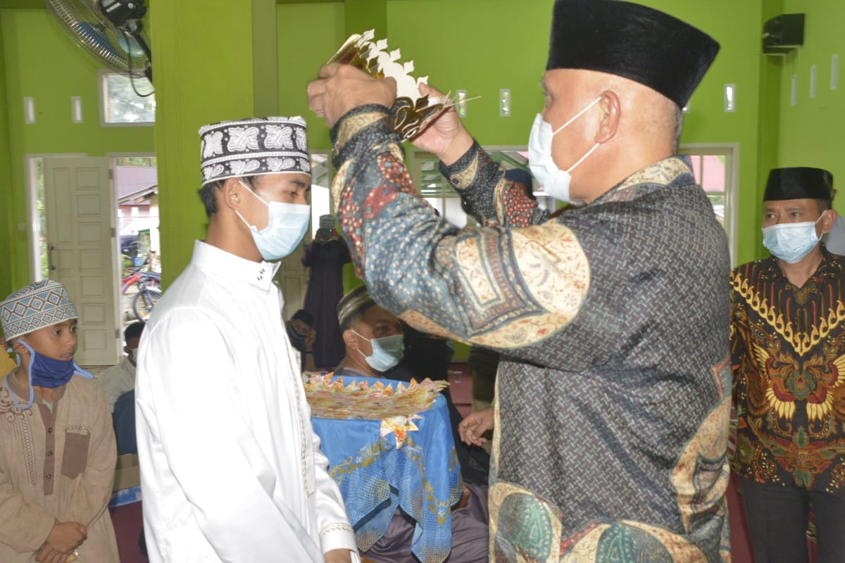 Prosesi pemasangan mahkota oleh Gubernur Sumbar, Mahyeldi kepada penghafal Quran, Muhammad Ibrahim, di Kab. Limpapuluh Kota, Minggu (28/3/2021).