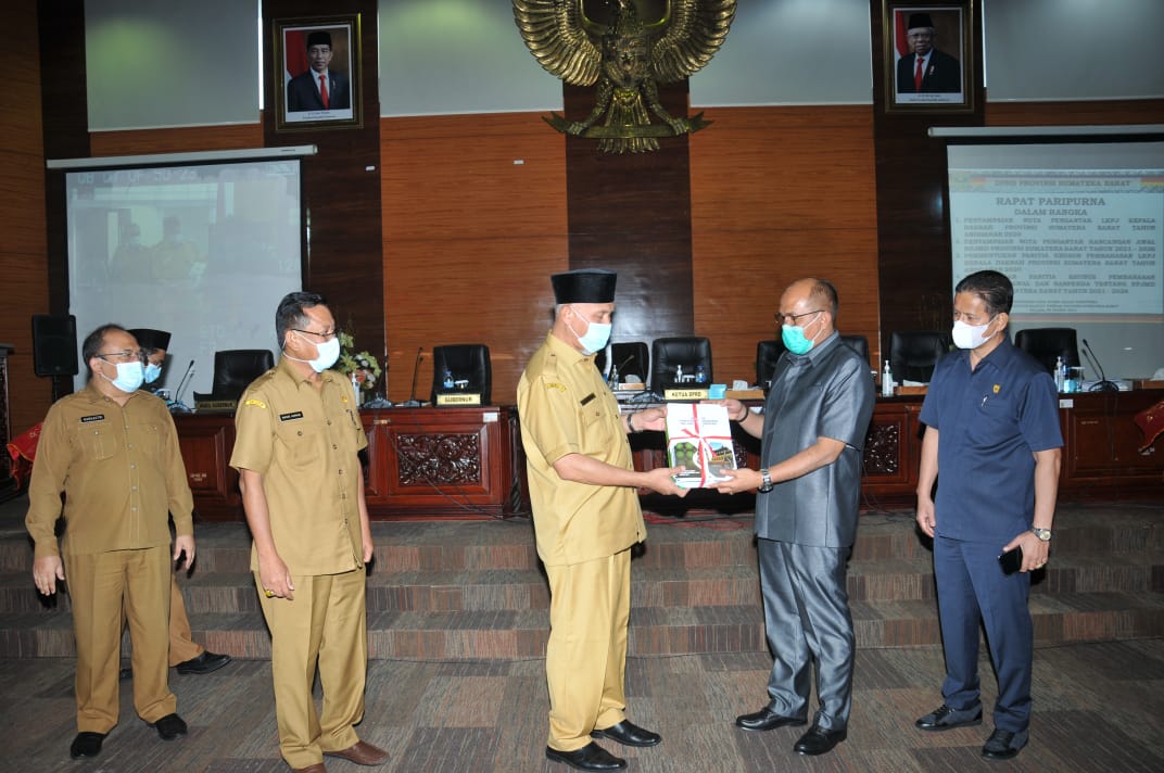 Gubernur Sumbar, Mahyeldi, menyampaikan Laporan Keterangan Pertanggungjawaban, tahun anggaran 2020, pada Rapat Paripurna DPRD Sumbar.