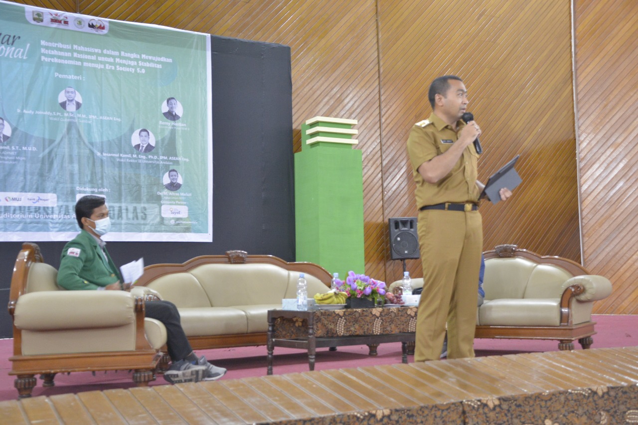 Wakil Gubernur Sumbar, Audy Joinaldy, memotivasi para mahasiswa dalam Munas BEM SI, di Unand, Padang. 
