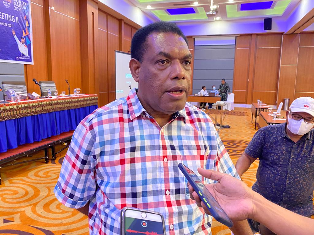 Ketua Panitia CDM Meeting II PON XX Papua, Yusuf Yambe Yabdi, memberikan keterangan pers tentang kesiapan Panitia, Kamis (1/4/2021). 
